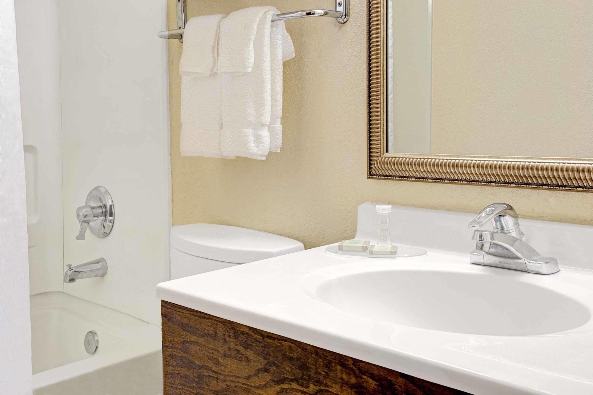 Hotel Super 8 By Wyndham Wash Dc Area
